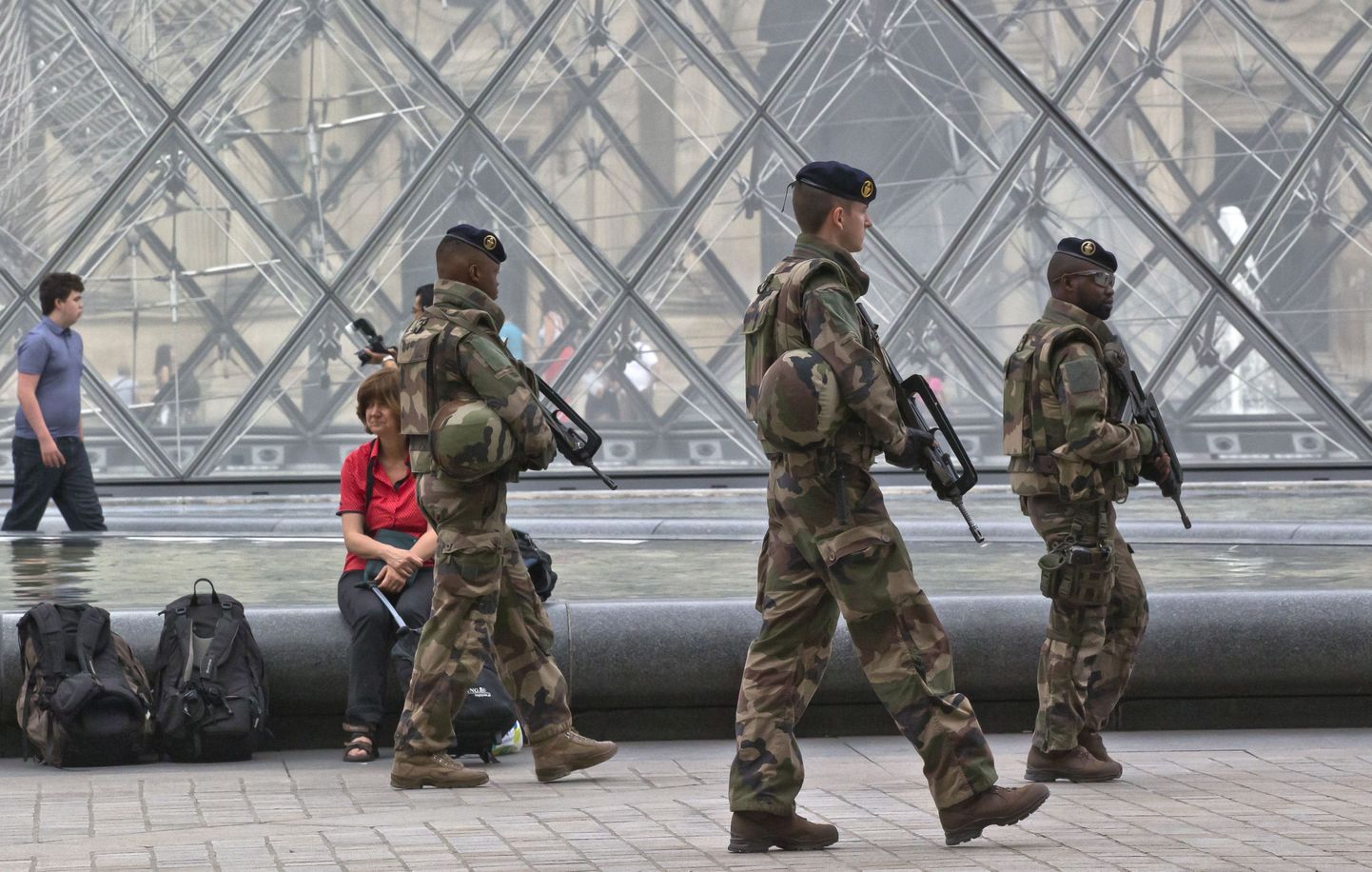 Sõdurid Louvre`i juures patrullimas.