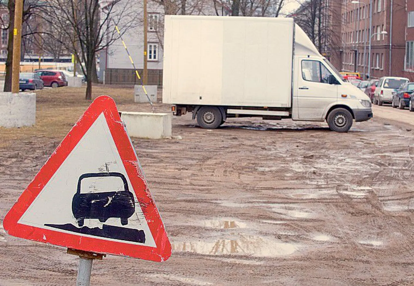 Часто люди паркуют машины на газоне у Эстонской академии музыки и театра. Инспекторы МуПо насчитали 13 нарушителей.
