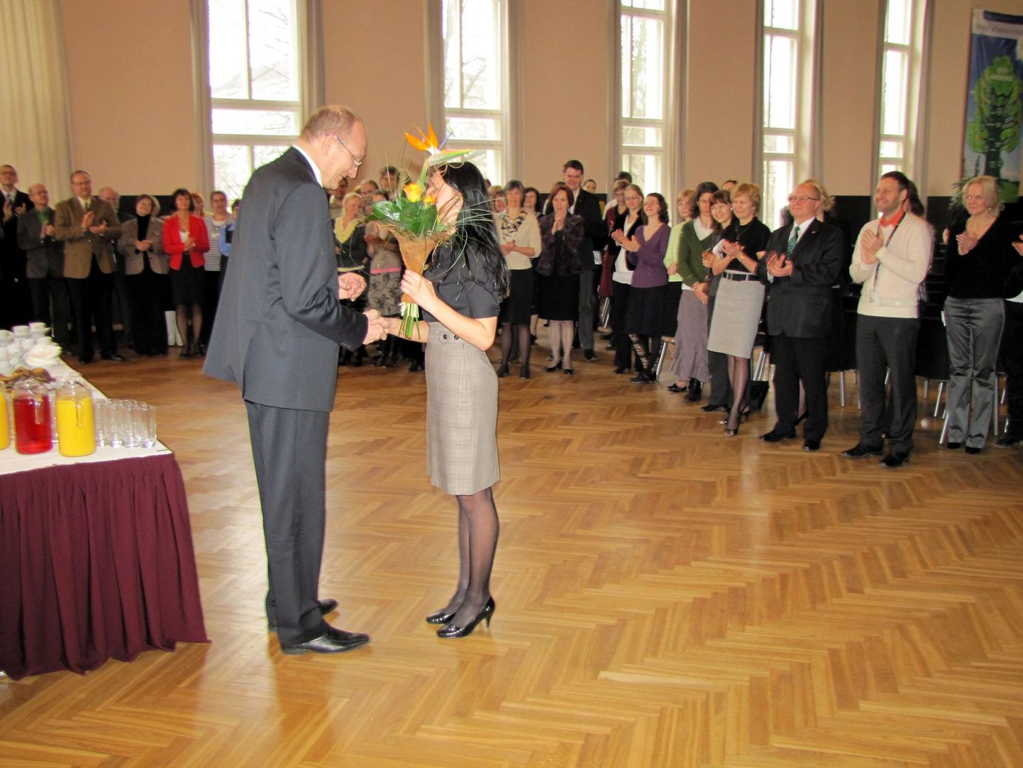 Vastne haridus- ja teadusminister Jaak Aaviksoo võttis uutelt kolleegidelt vastu lillekimbu.
