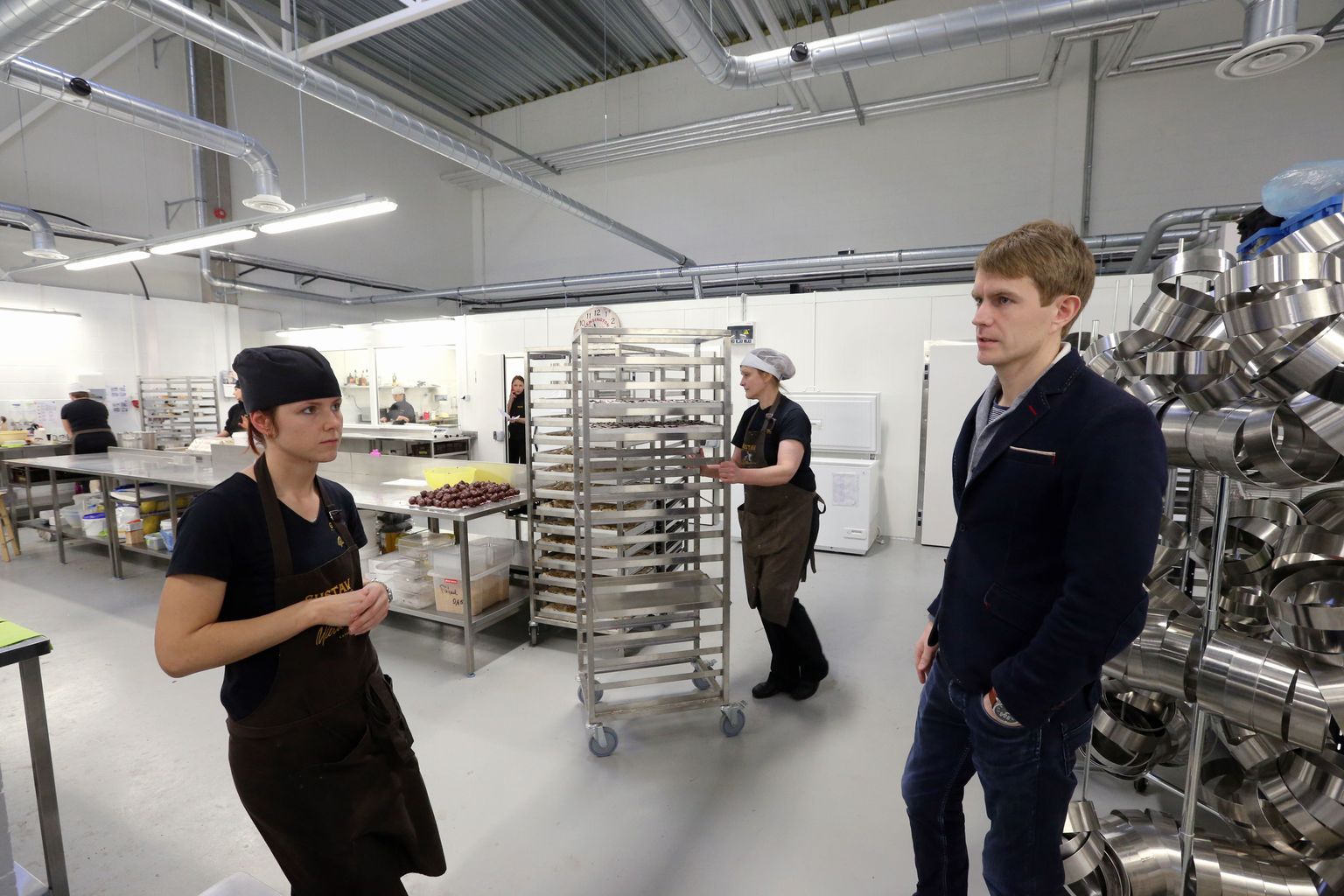 Nii Mattias Cafe OÜ kondiiter Sille Lepind kui ettevõtte tegevjuht Siim Liivamägi on uute töötingimustega väga rahul, sest õhku ja avarust on palju rohkem.