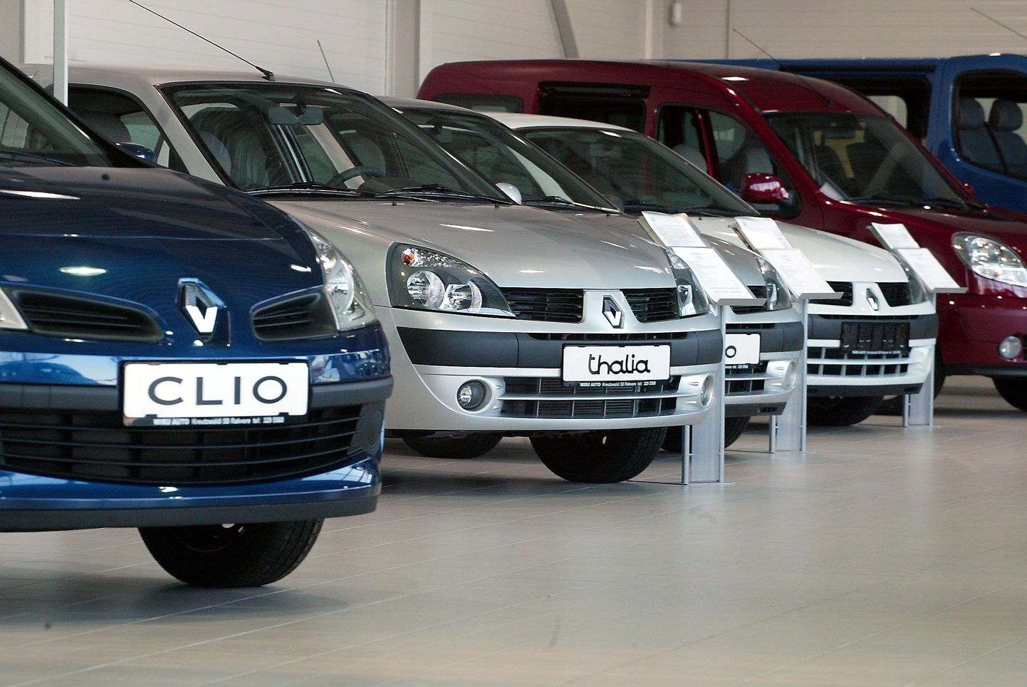 Renault sõiduautod müügisalongis.