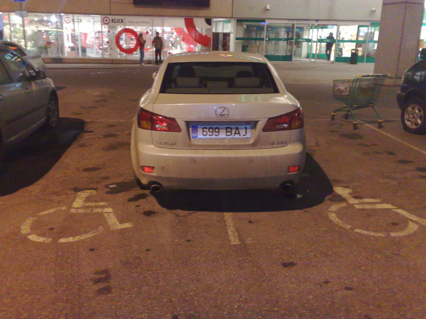Типичный пример неправильной парковки. Фотографию прислал читатель Рене Оруман, по словам которого, две с виду здоровые девушки на "лексусе" решили оставить машину на месте для инвалидов.
