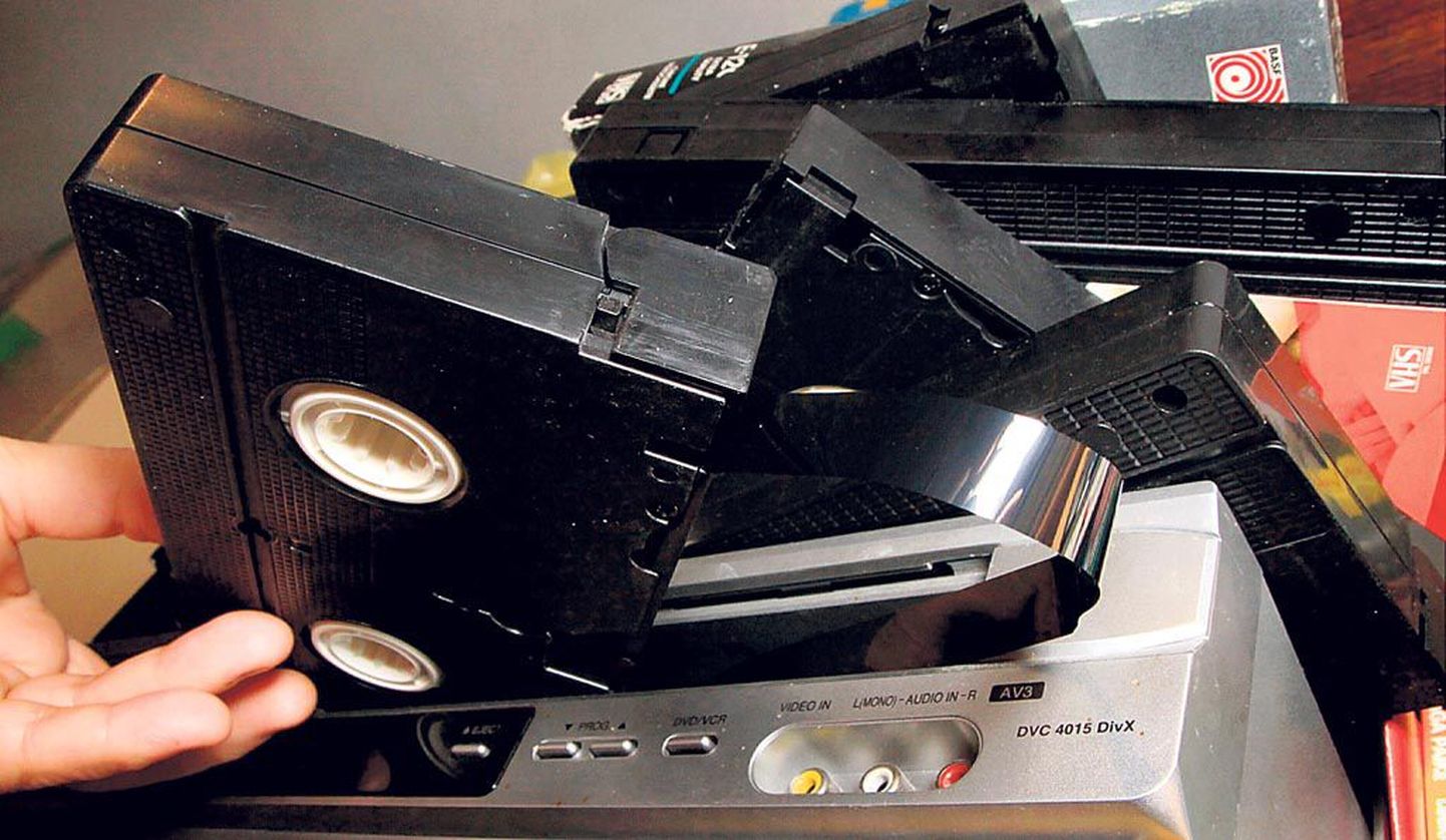 VHS-kasseti eluiga sõltub lindi kvaliteedist, mängimise sagedusest, videomaki mehhanismi seisust ja hoiutingimustest. Enamasti kestavad VHS-kassetid 10-20 aastat.