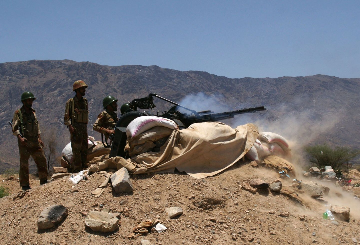 Jeemeni sõdurid tulistavad Al-Qaeda mässuliste pihta riigi lõunaosas Loderi lähistel.