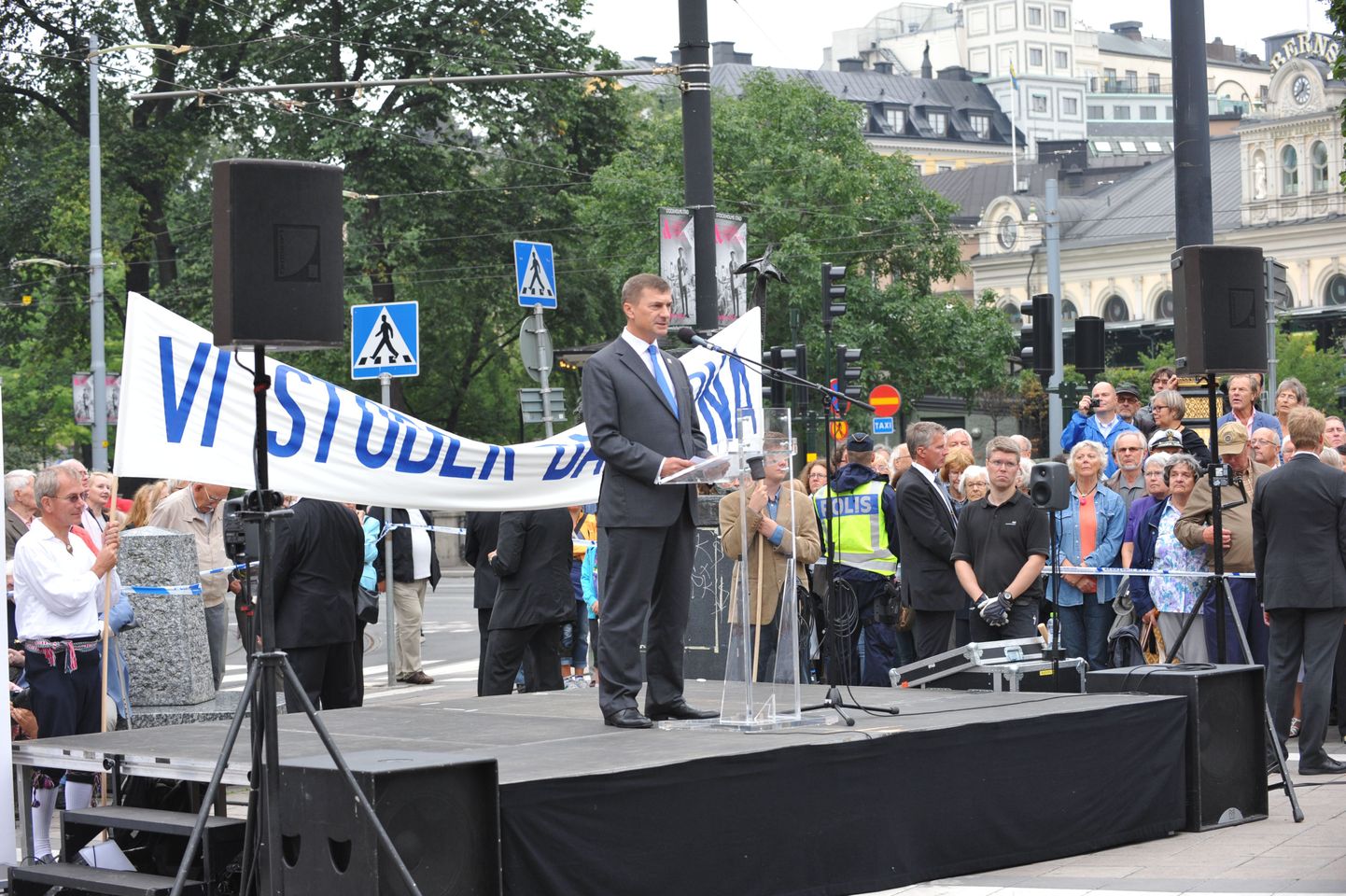 Andrus Ansip Stockholmis Norrmalmstorgil tänukõnet pidamas.