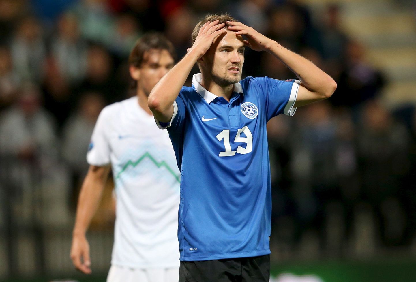 Футболист сборной Эстонии Кен Калласте упустил возможность забить.