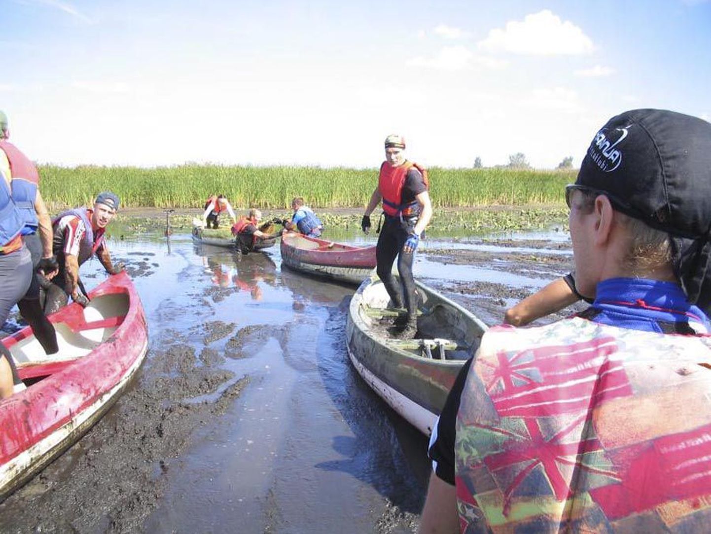 Illustratiivne foto. Klubi Xdream Võrtsjärvel peetud seiklussarja kanuuetapil pidid osavõtjad järve väga madala veetaseme tõttu ka kaldaäärseid mudavälju ületama.