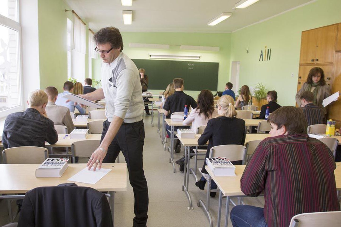 Viljandi gümnaasiumi abituriendid jagati eesti keele eksami ajaks kahe maja ja kümne klassiruumi vahel.