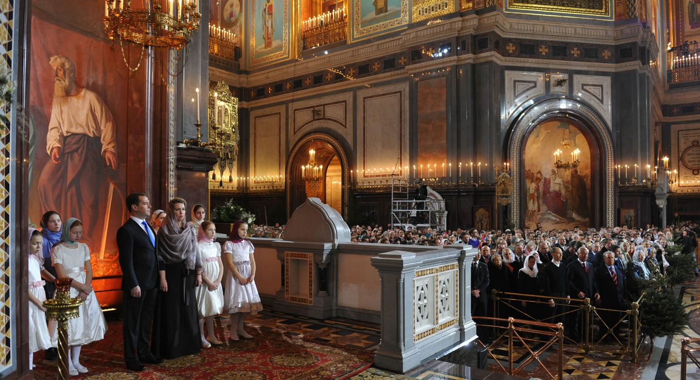 Jõulumissa Päästja Kristuse katedraalis Moskvas. Vasakul seisab peaminister Dmitri Medvedev koos abikaasa Svetlanaga.
