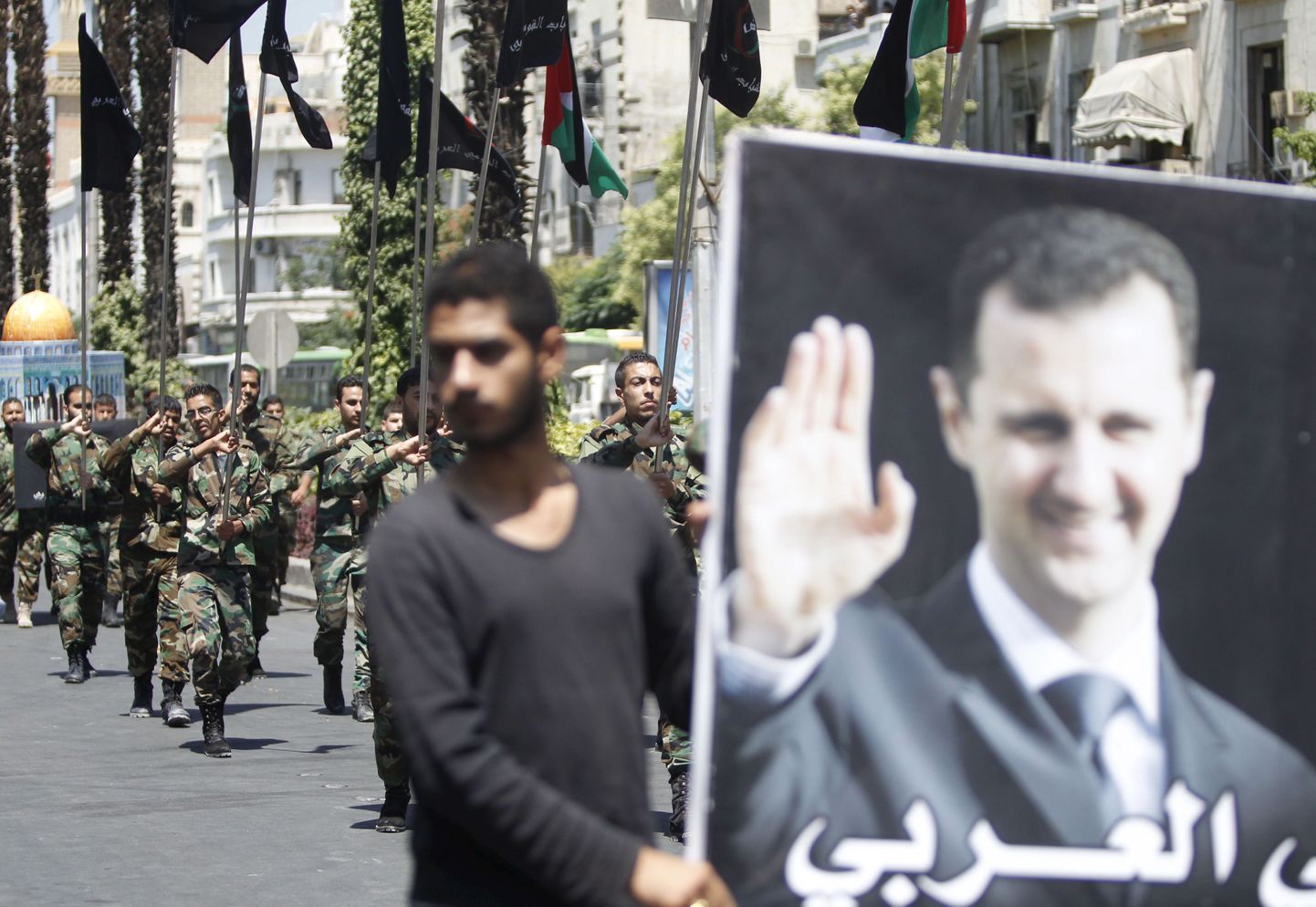 Bashar al-Assadi kujutav plakat paraadil.