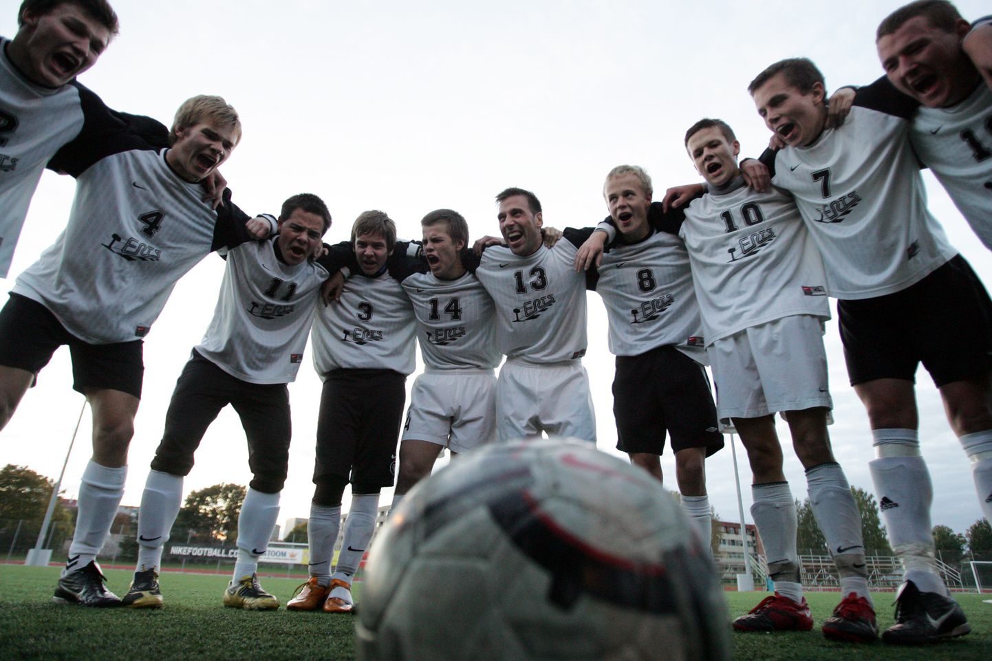 Rakvere FC Flora II võistkonna jalgpallurid tähistavad võitu.