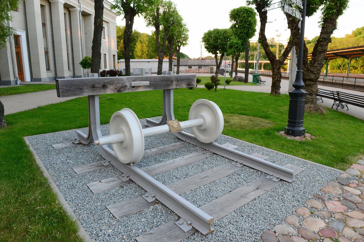 Pildil Kaunase raudteejaamas asunud Rail Balticu monument