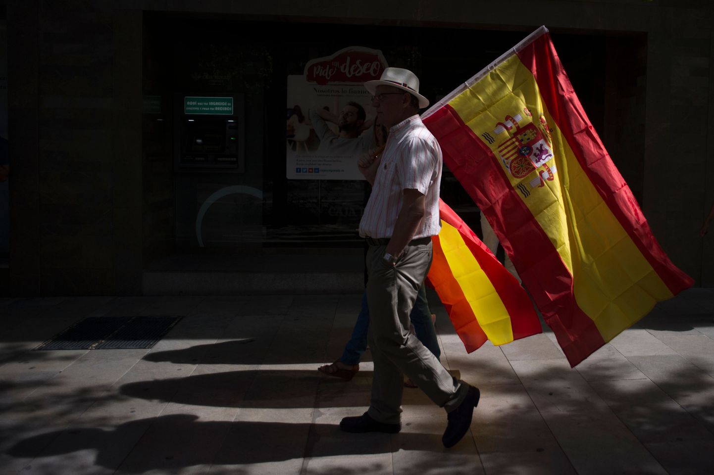 Kataloonia iseseisvuse vastane meeleavaldaja Hispaania lipuga Granadas.