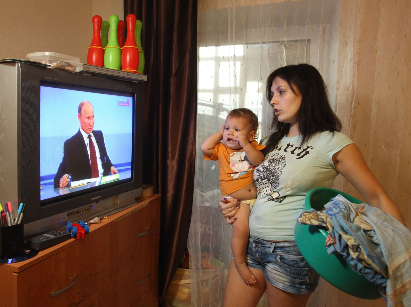 Lapsega venelanna Putini tänast esinemist jälgimas.