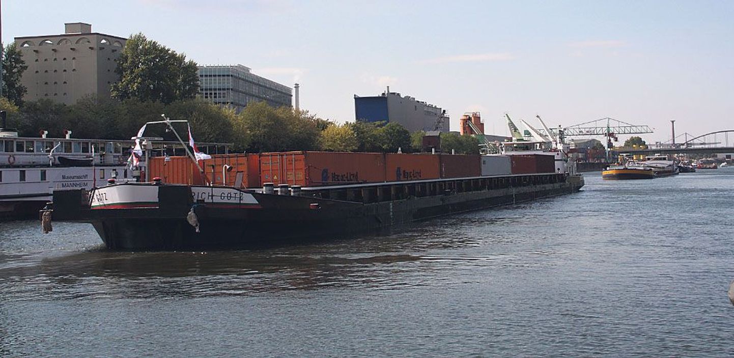Mööda Saksa jõgesid veetakse eksportkaup meresadamatesse. Neckari jõel on Mannheimi juures, kus jõgi suubub Reini, samuti tihe konteinerlaevaliiklus. Reini mööda jõuavad välismaale minevad Saksamaa kaubad Rotterdami sadamasse.