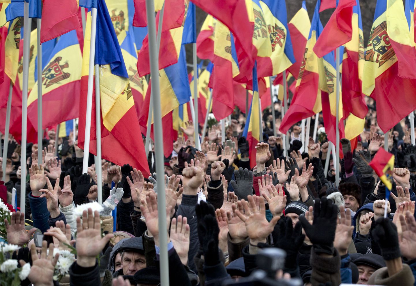 Eile tuli Chișinăus välja erakorralisi valimisi nõudma väidetavalt kuni 40 000 inimest.