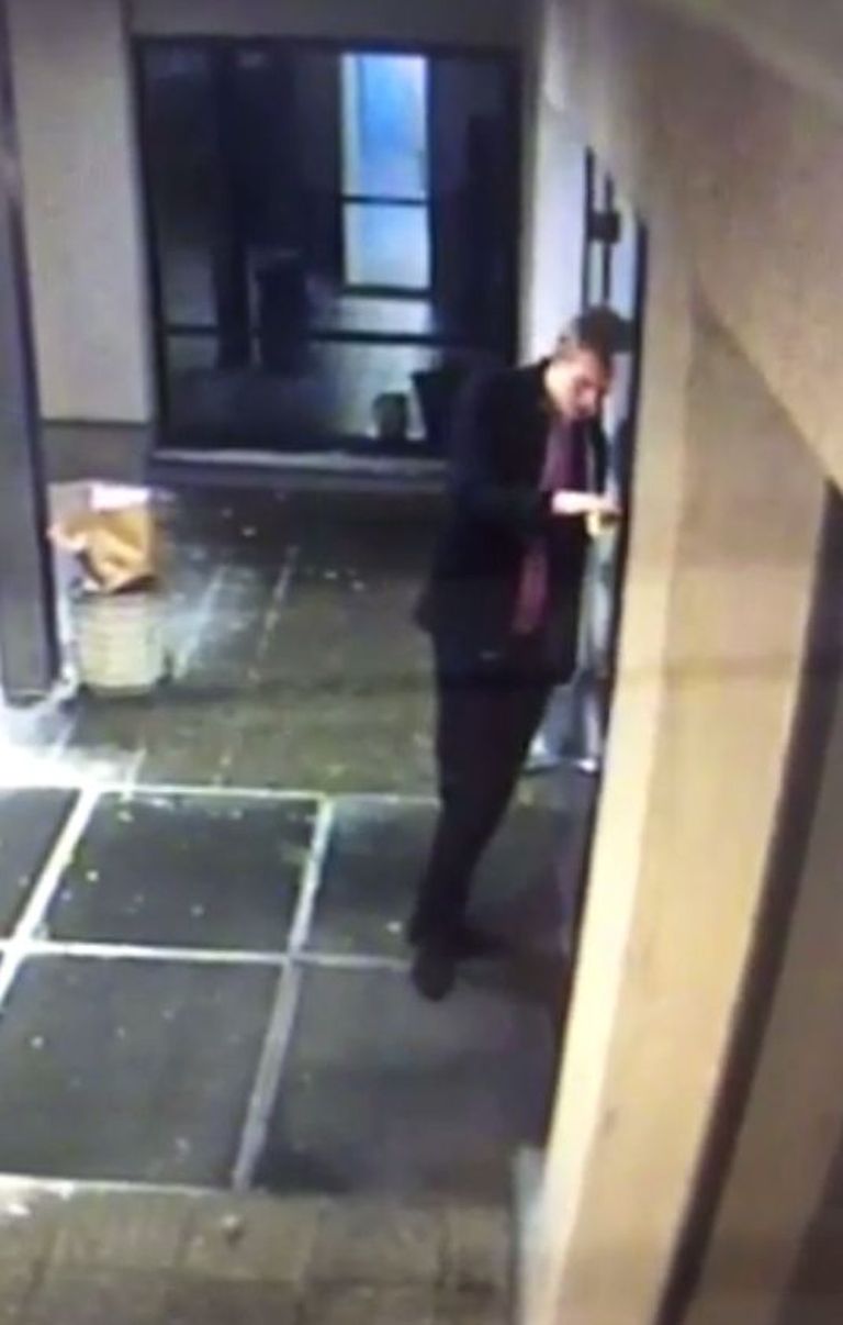 Ренет Йоозеп пытается попасть в общежитие. Кадр с камеры видеонаблюдения.