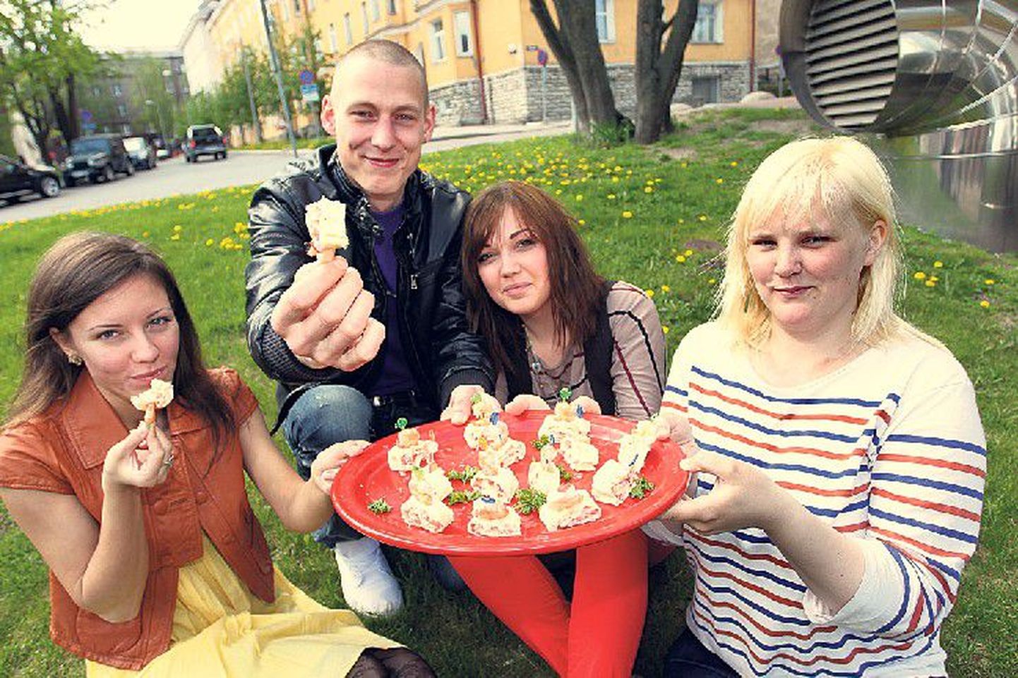 Kutsuvad noori isekeskis kokkama: vasakult Diana Vatšugova, Ardi Lilleväli, Kristina-Helery Hiiu ja Evelin Vilja.