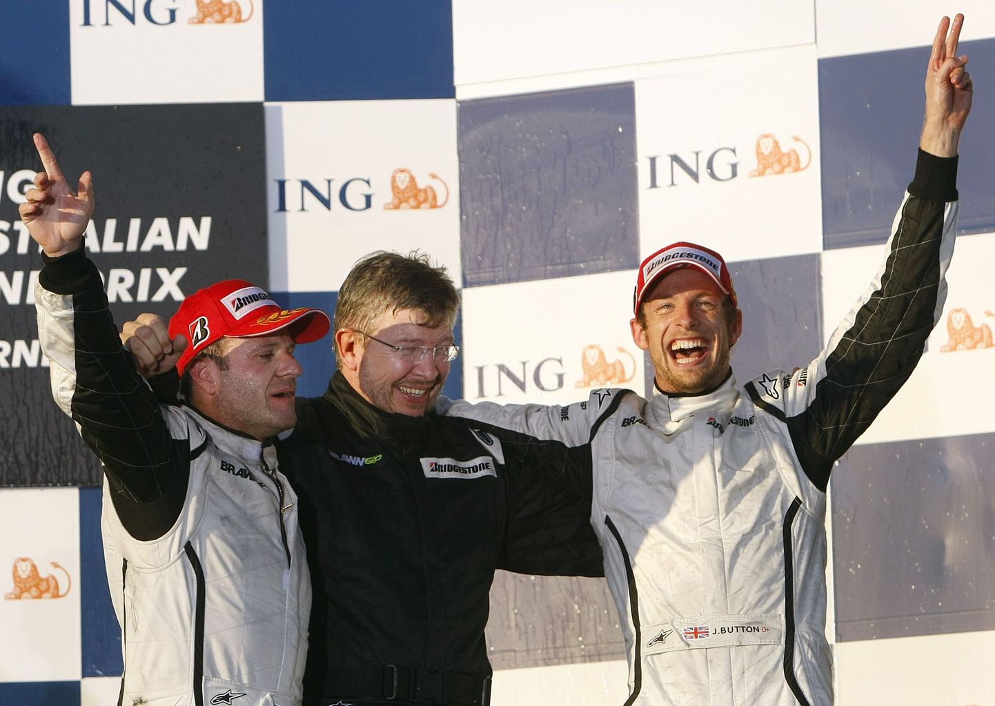 Ross Brawn (keskel) Rubens Barrichello (vasakul) ja Jenson Buttoniga.