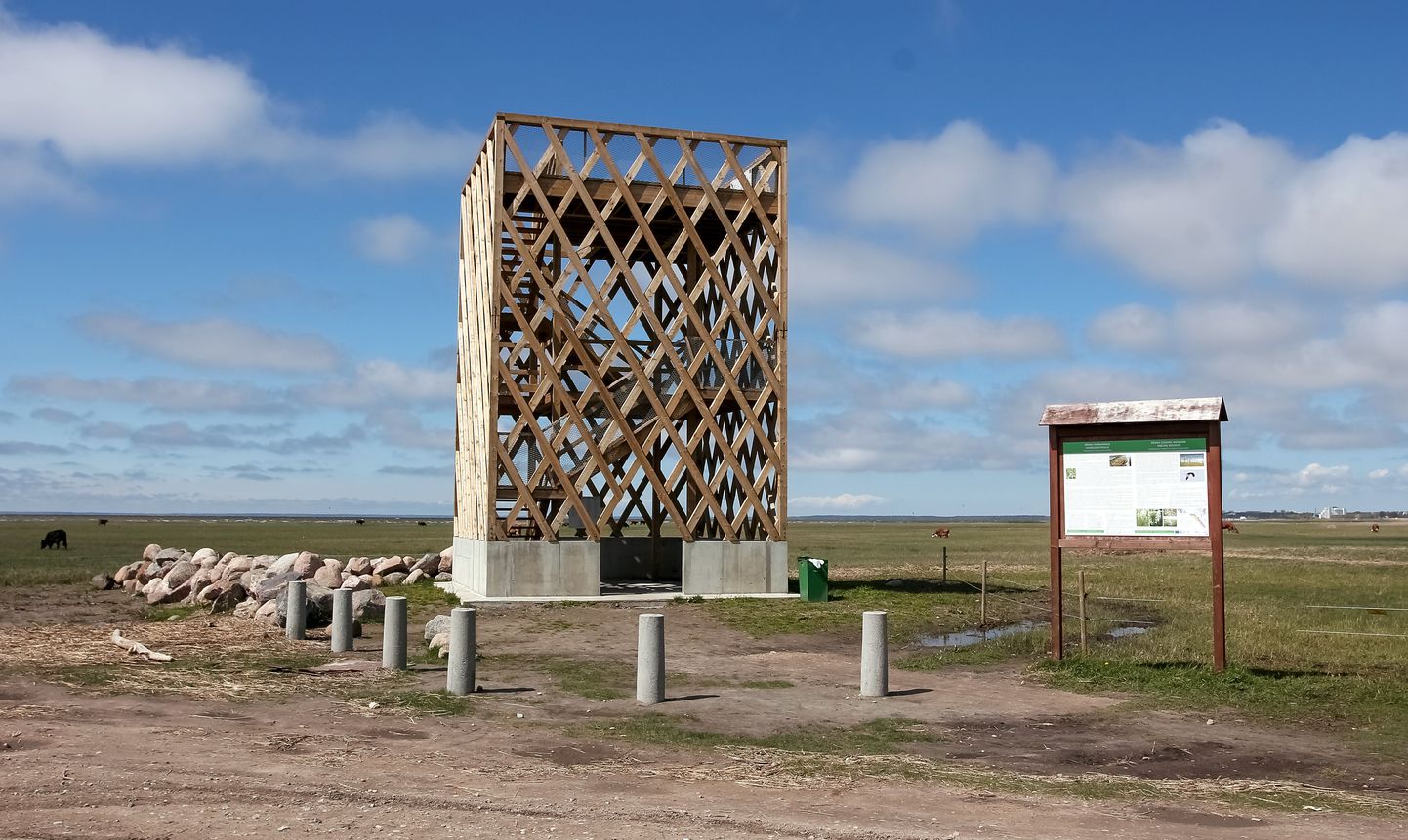 Aasta puitehitise konkursil nimetati peaauhinna nominendiks 11 konkurendi kõrval Pärnu rannaniidu linnuvaatlustornid.