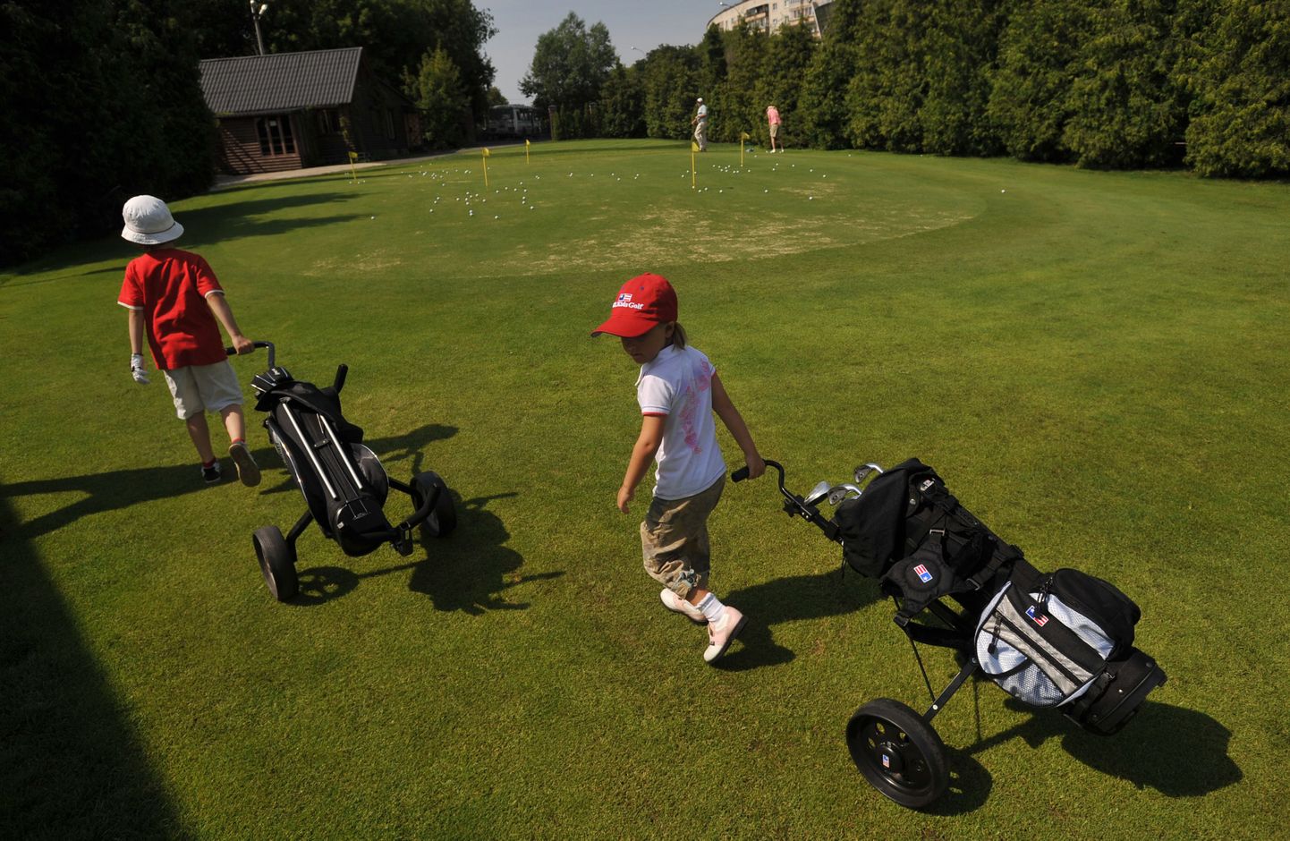 Lapsed golfi mängimas. Pilt on illustreeriv.