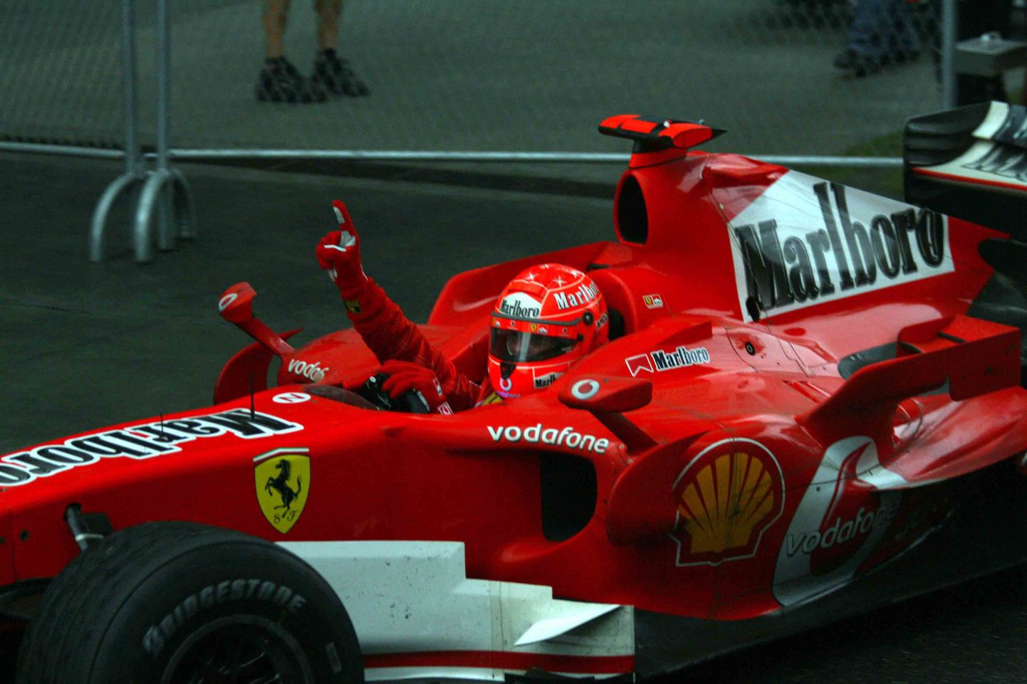 Michael Schumacher 2006. aasta Hiina etapi võitmise järel juubeldamas.