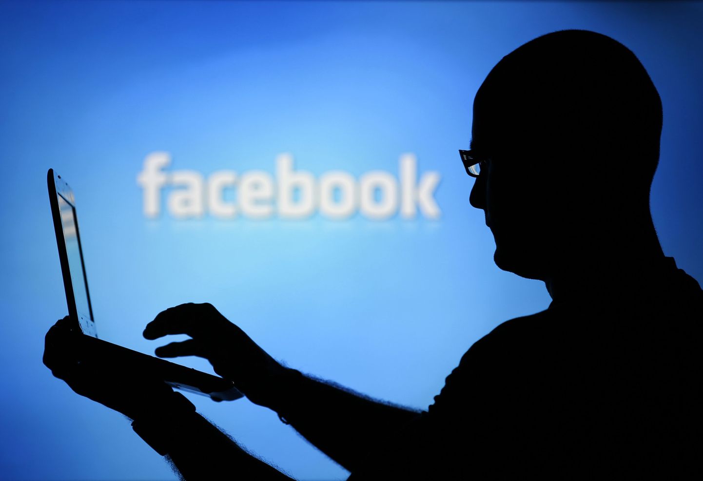 Facebooki palgatud politsei hoiab noortel sotsiaalmeedias silma peal.