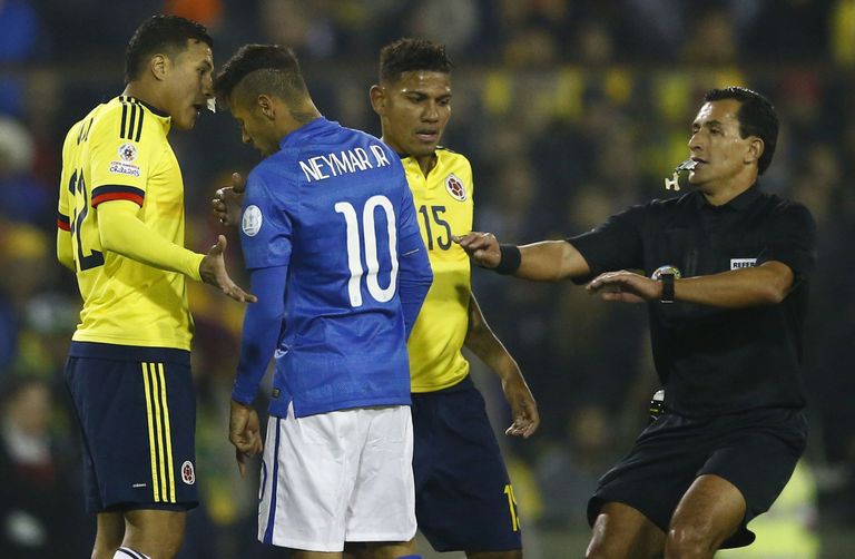 Jeison Murillo (vasakul) ja Neymar arveid klaarimas. Foto: