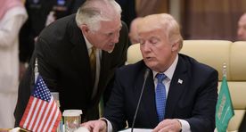 Трамп попросил Тиллерсона наладить отношения с Россией