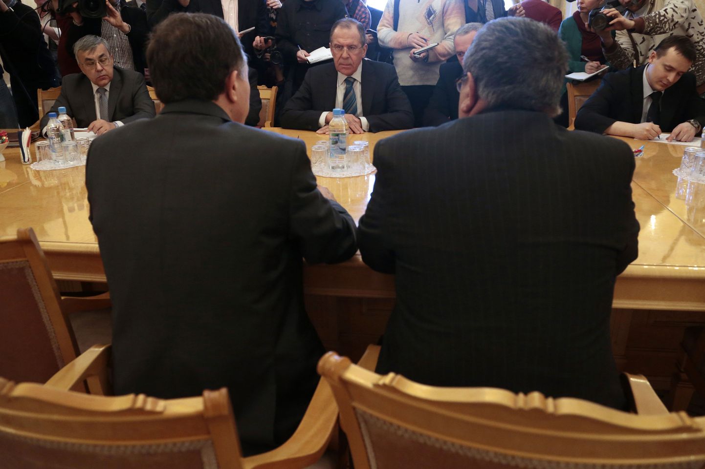 Vene välisminister Sergei Lavrov (keskel) vestleb Moskvas Süüria opositsiooni kõrge esindaja Haytham Mannaga (vasakul) ja Demokraatlike Muutuste Rahvusliku Koordineerimiskomitee sekretäri Raja al-Nasseriga.