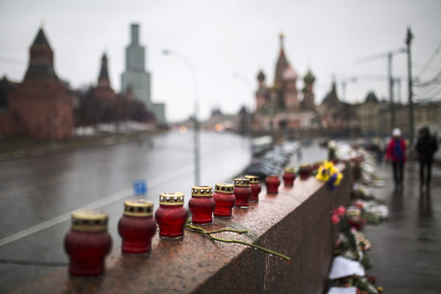 Küünlad ja lilled Moskvas Boriss Nemtsovi mõrvapaigal.