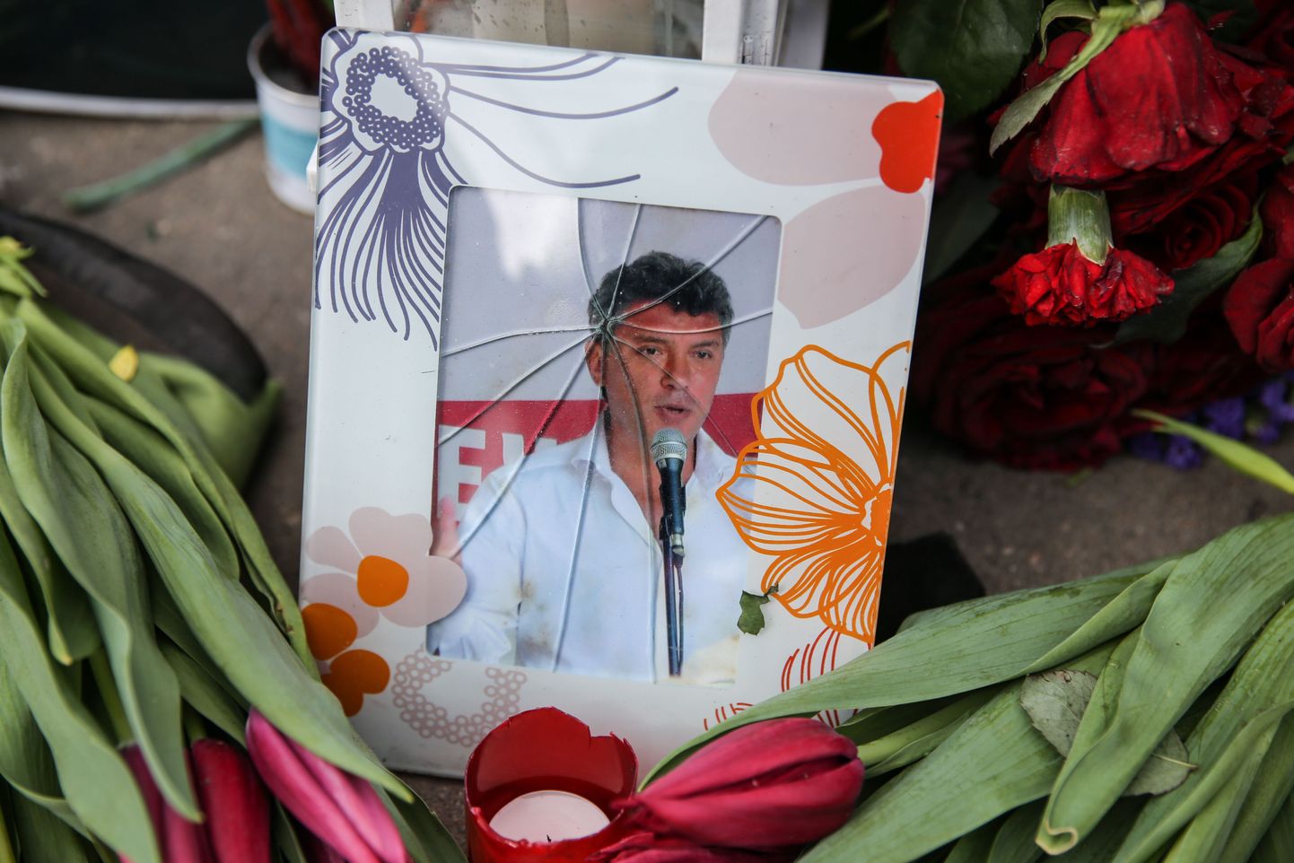 Сотрудники столичных коммунальных служб перенесли с места убийства оппозиционного политика Бориса Немцова на Большом Москворецком мосту все цветы и фотографии.
