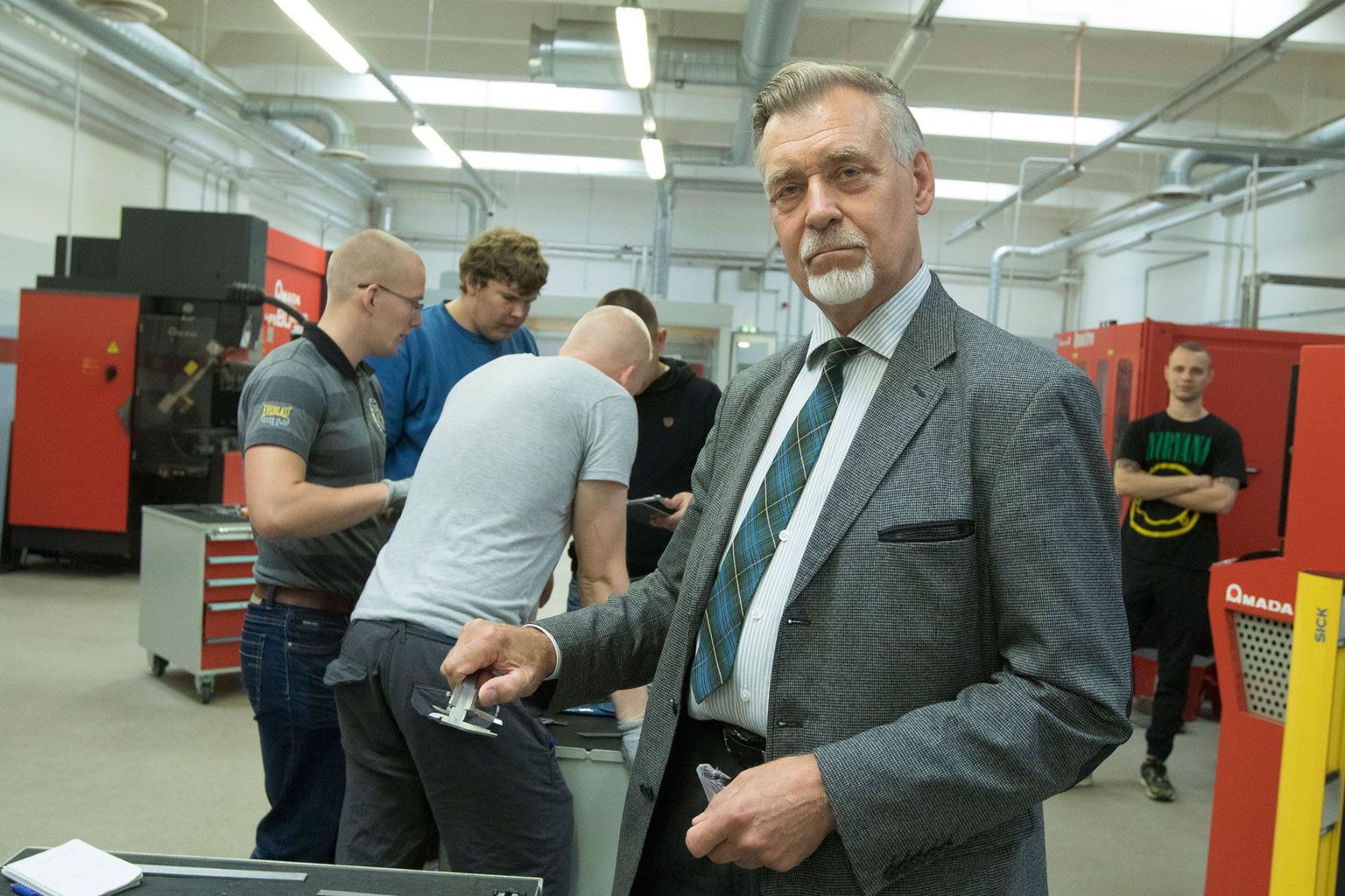 Tallinna Tööstushariduskeskuse
metallija keevituseeriala
juhtõpetaja Rein Pikner lehtmetalli
töötlemise operaatori eriala õpilastega, kelle järele on tööturul
suur nõudmine.