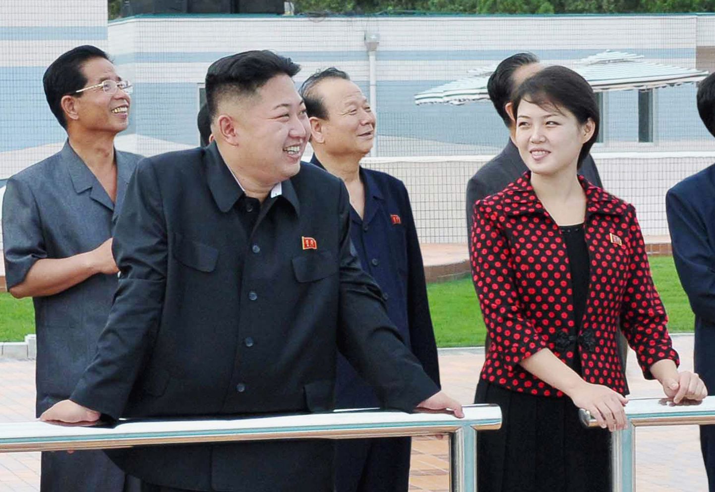 Põhja-Korea juht Kim Jong-un vasakul ning tema abikaasa Ri Sol-ju paremal.