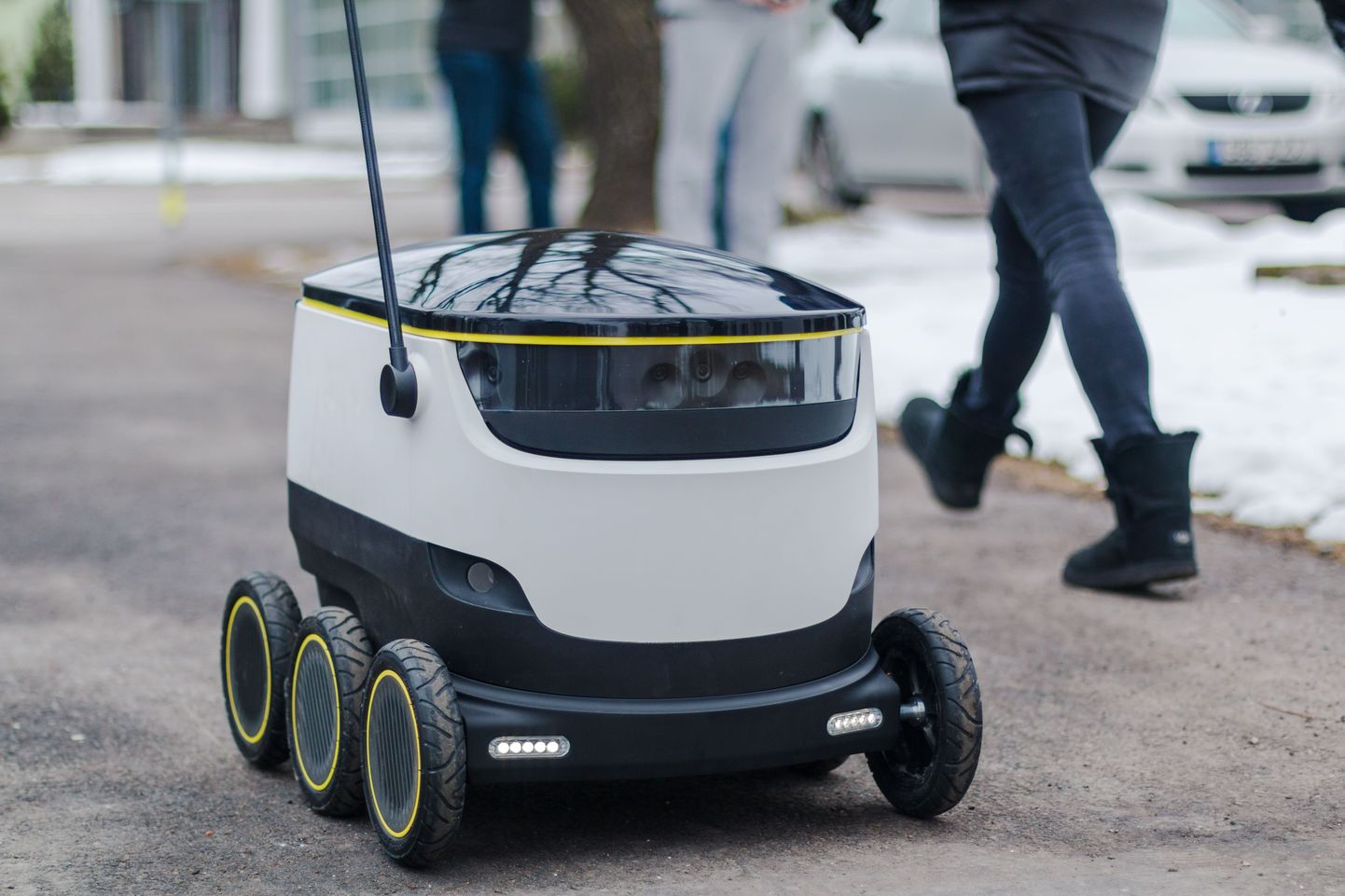 Pärnus Tammsaare tänaval tiirutas Starship Technologies'i loodud pakiveorobot.