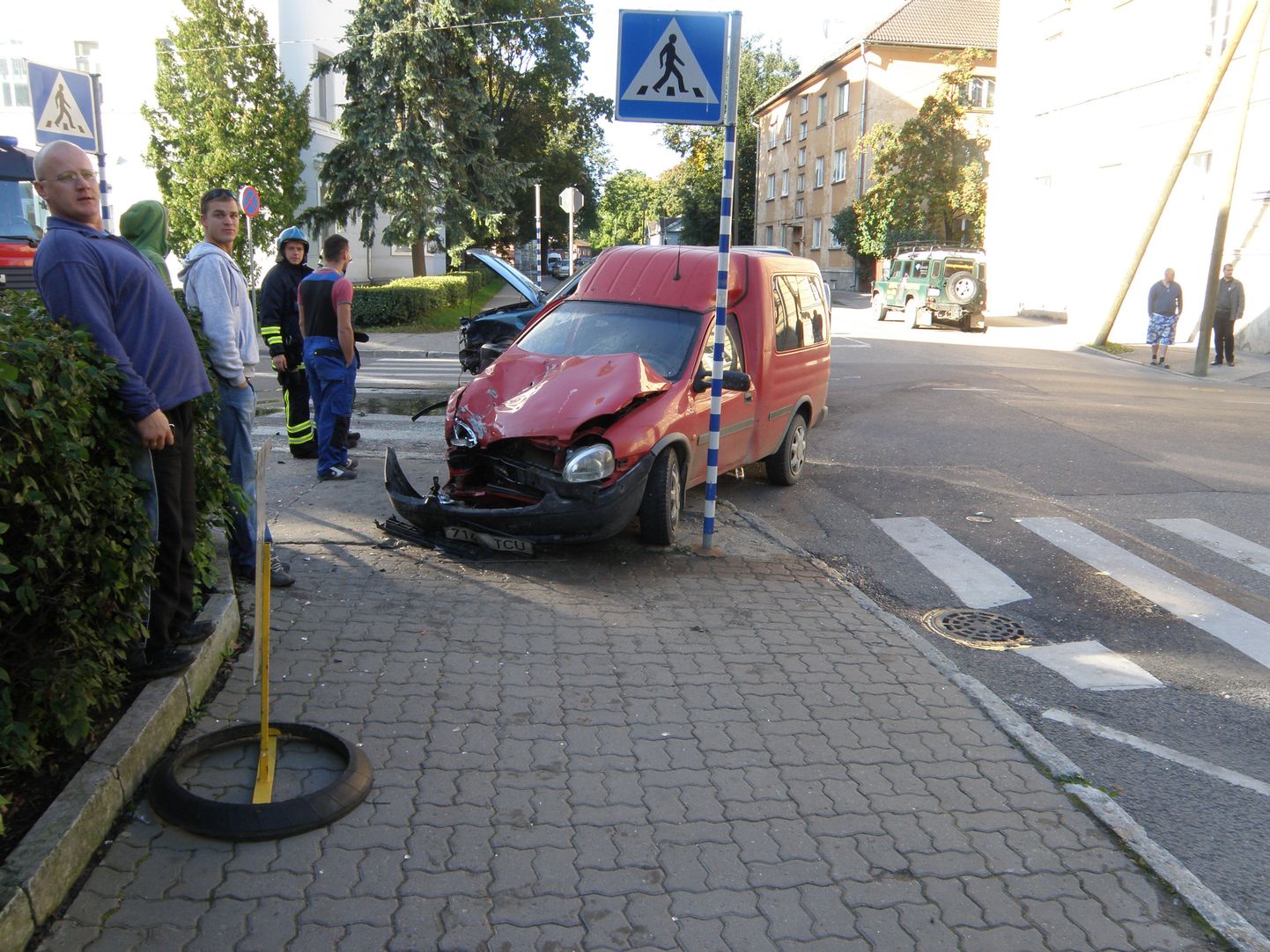 Tartus Pepleri ja Vanemuise tänava ristmikul põrkasid kokku Opel ja Nissan.