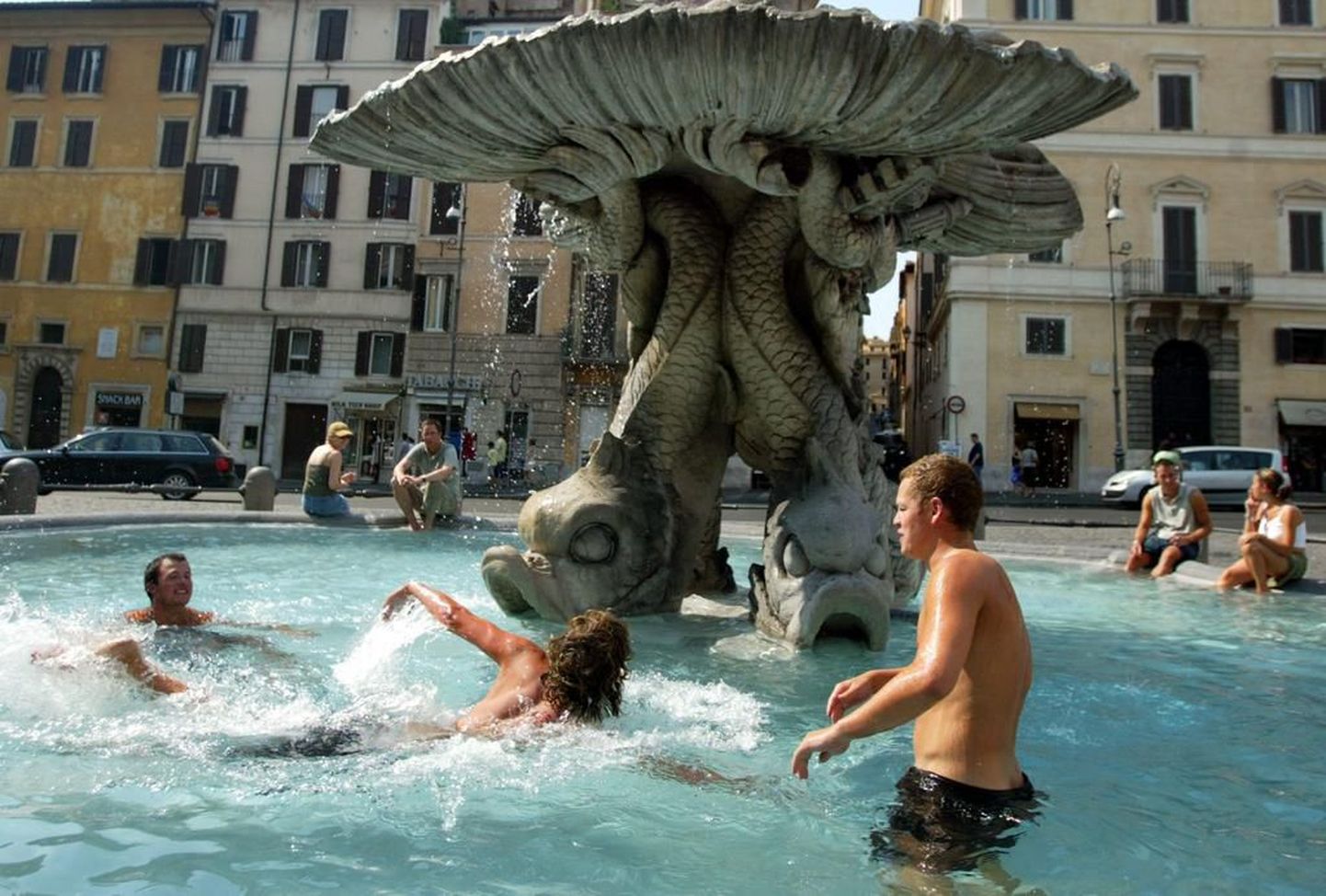 Жители Рима спасаются от жары. Иллюстративное фото.