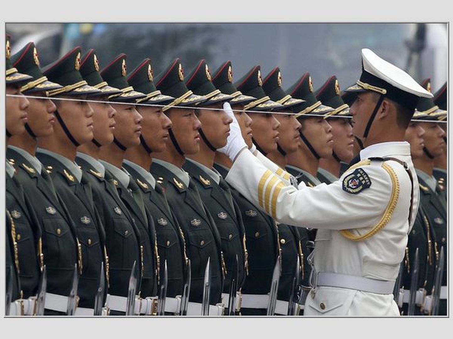 Hiina sõdureid seatakse nööri abil sirgesse ritta.