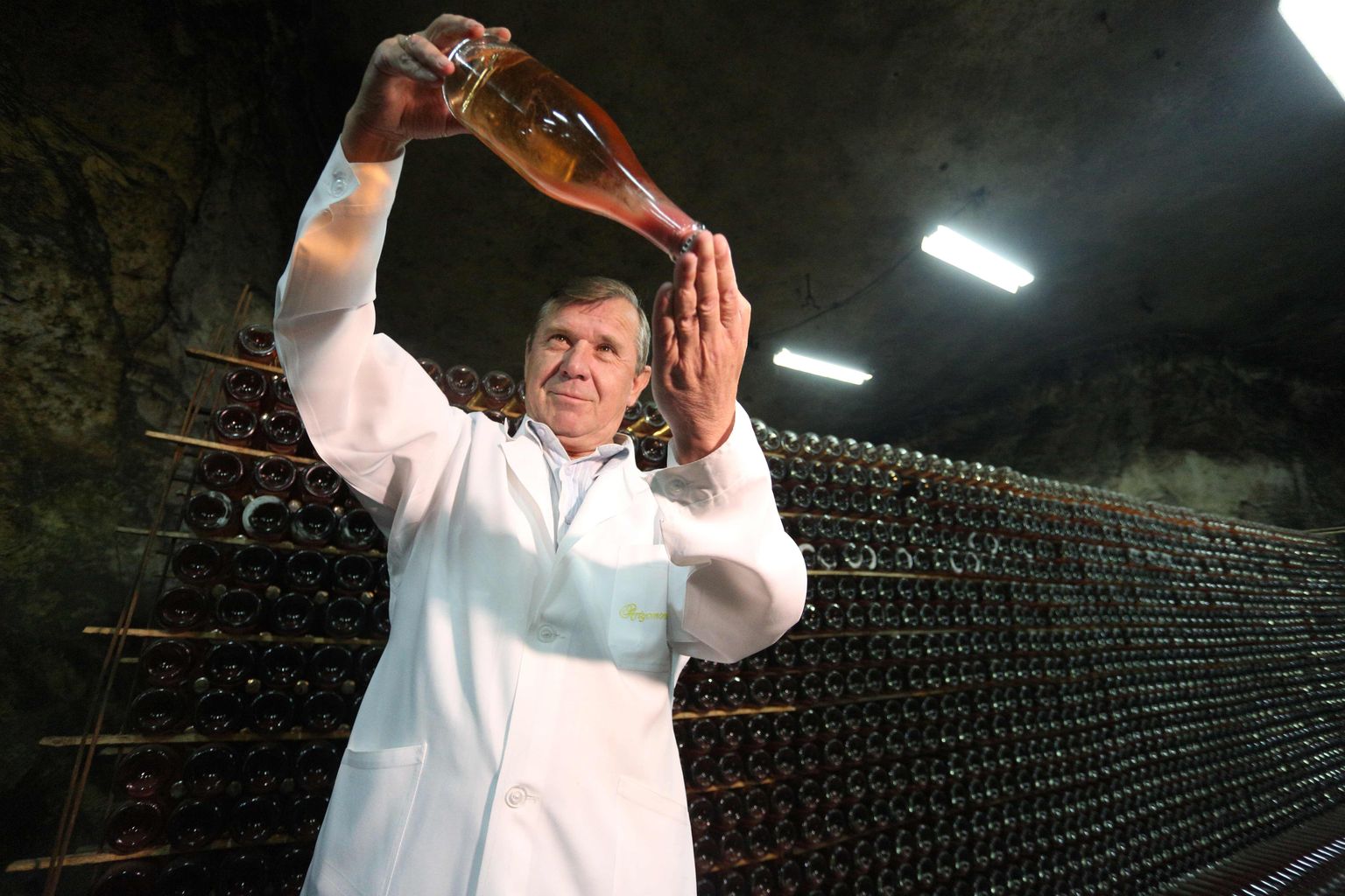 Veinimeister Rafail Nasõrov inspekteerib Artwinery veinitehase toodangut.
