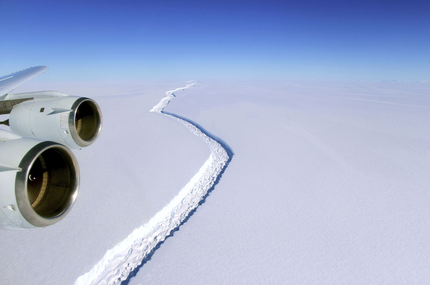 Õhufoto Antarktikas asuvast hiiglaslikust lõhest.