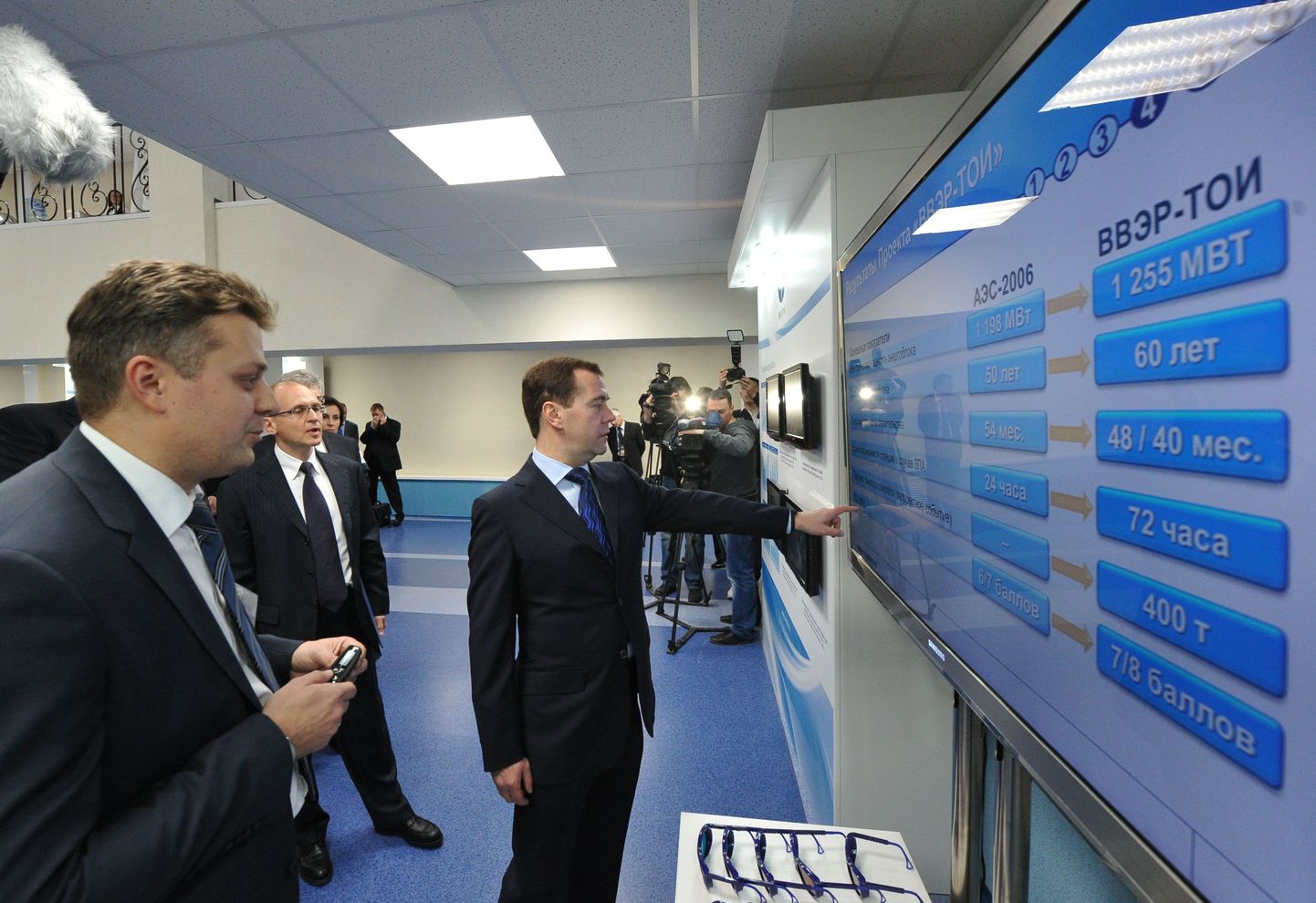 Venemaa peaminister Dmitry Medvedev  ja Rosatomi juht Sergei Kirijenko  Novovoroneži tuumajaamas.