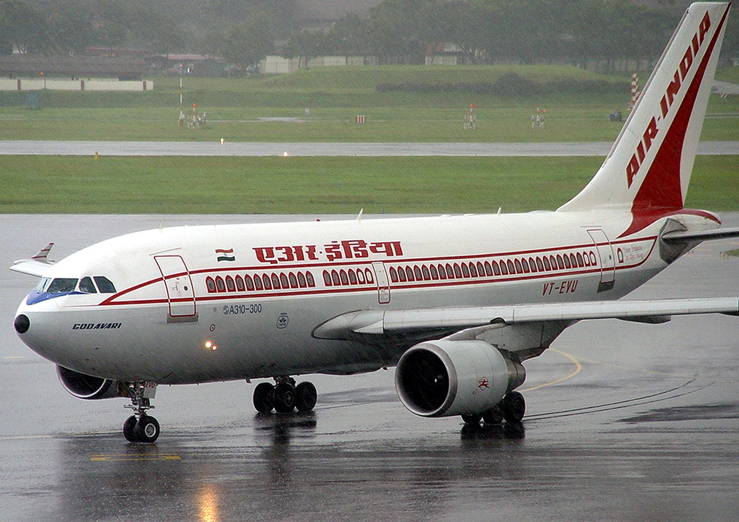 Air India A310-300 maandumas vihmast märjale rajale.