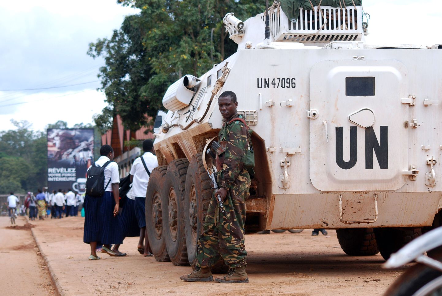 Kongo DV sõdur ÜRO rahuvalvajate sõiduki kõrval.