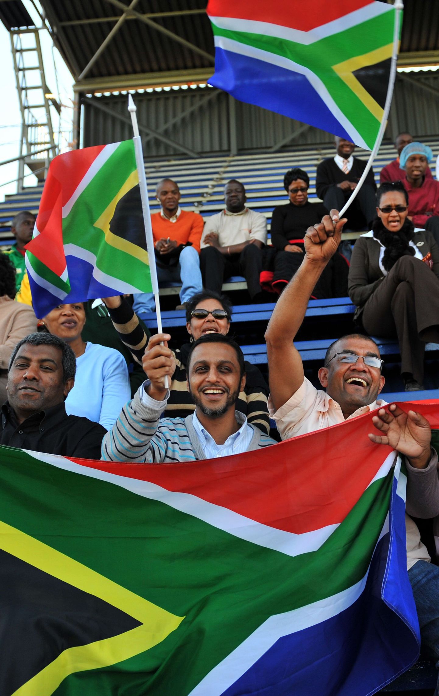 Болельщики размахивают Флагами ЮАР. Иллюстративное фото.