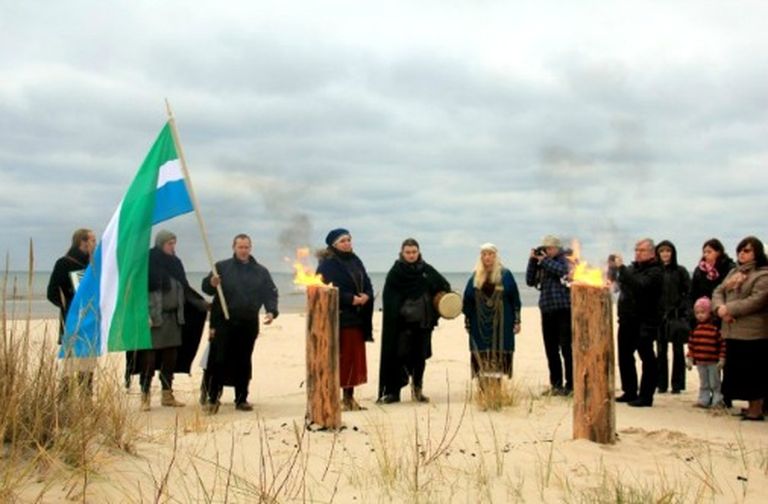 На празднике ливов можно увидеть ритуалы коренных жителей побережья 