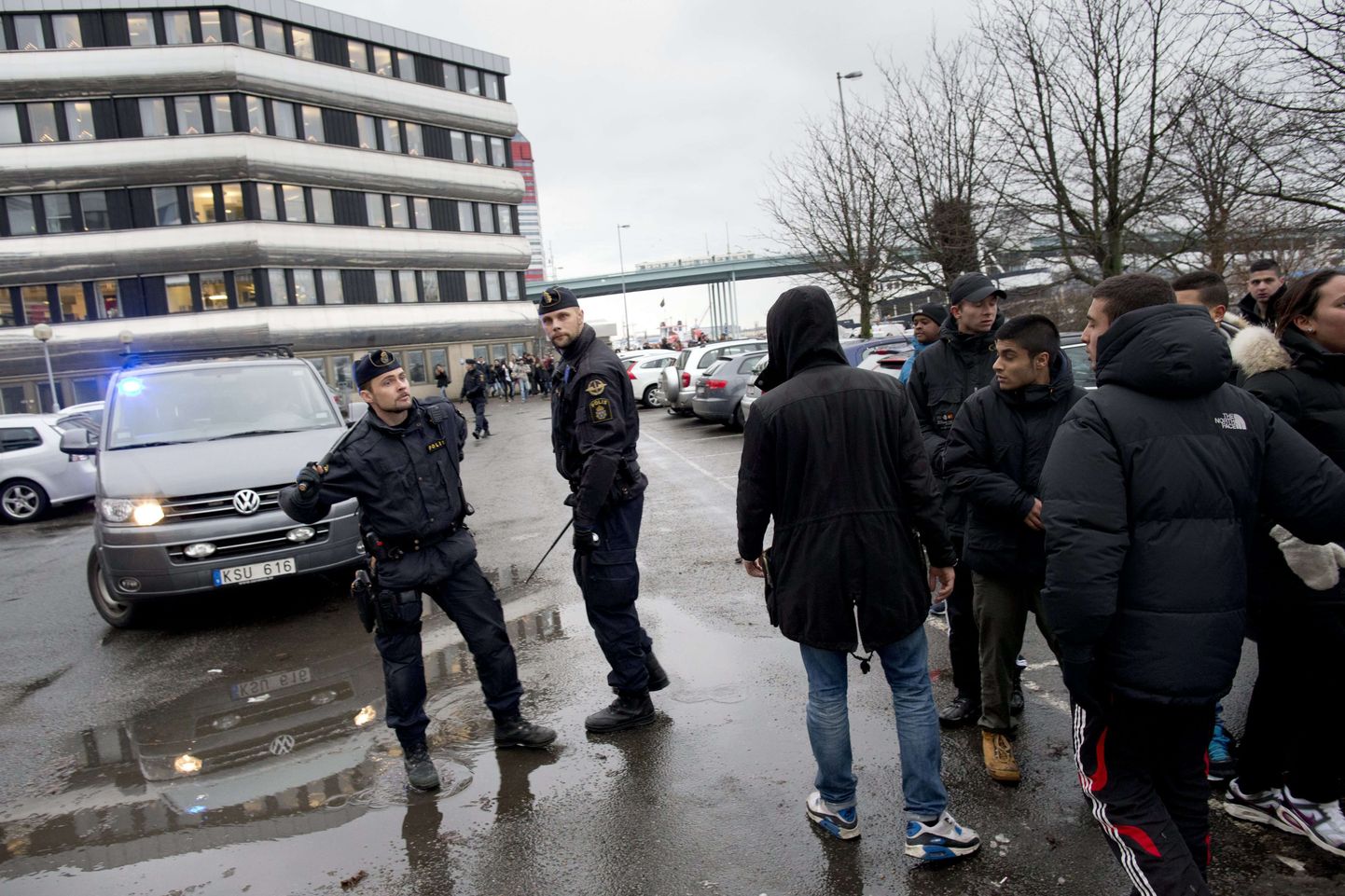 Politseinikud vestlevad noortekambaga Göteborgis.