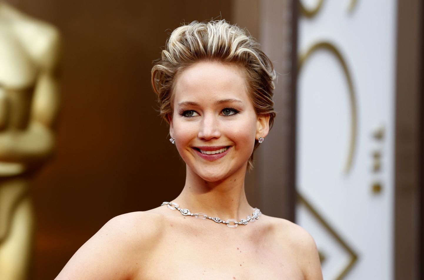 Jennifer Lawrence, best supporting actress nominee for her role in "American Hustle," arrives at the 86th Academy Awards in Hollywood, California March 2, 2014.    REUTERS/Lucas Jackson (UNITED STATES  - Tags: ENTERTAINMENT)  (OSCARS-ARRIVALS)