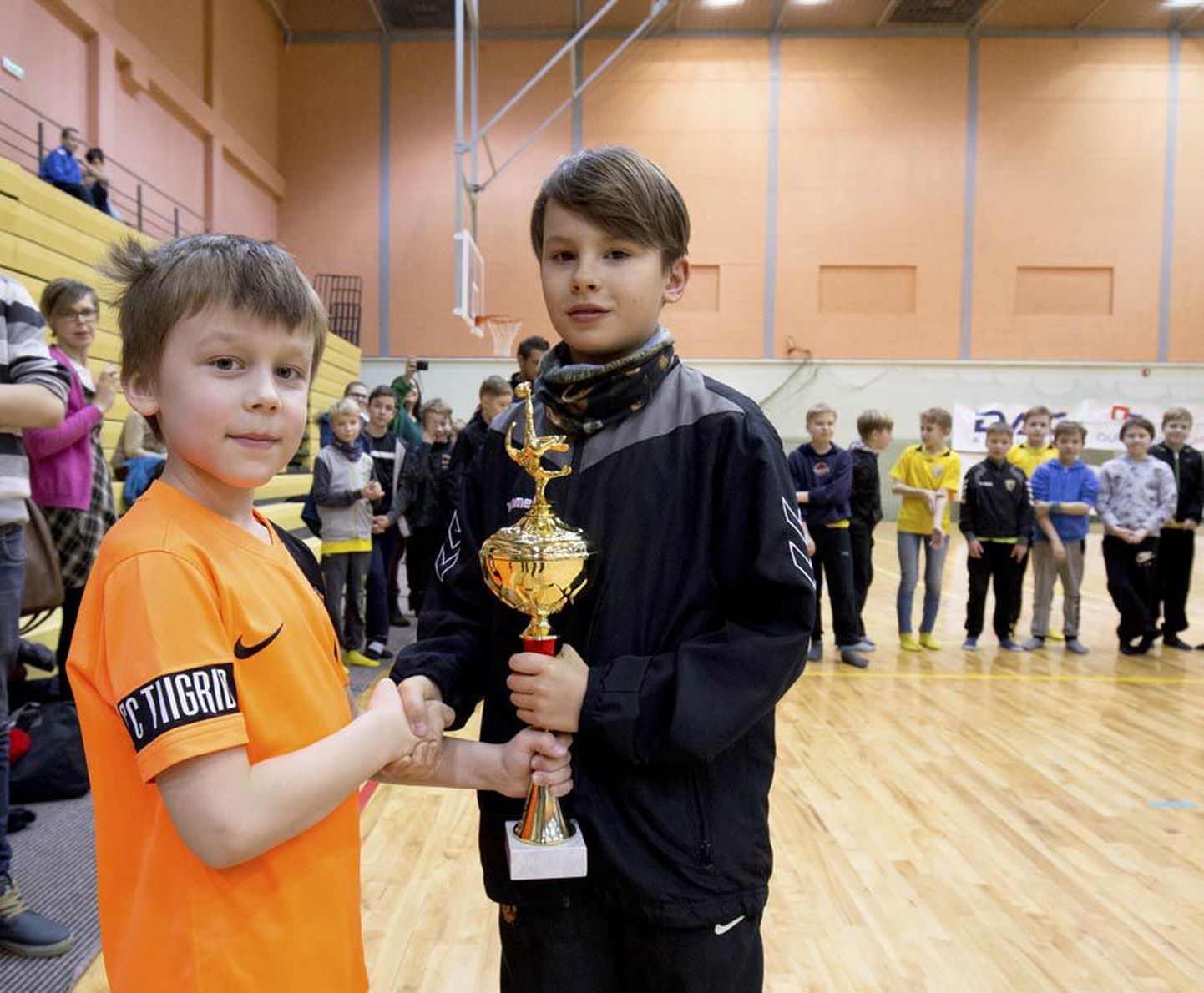 Harri Kardi mälestusvõistlusena peetud turniiri paremaid 12-aastasi jalgpallipoisse õnnitles neist poole noorem poiss, Harri Kardi pojapojapoeg, kes kannab vanavanaisaga sama nime.