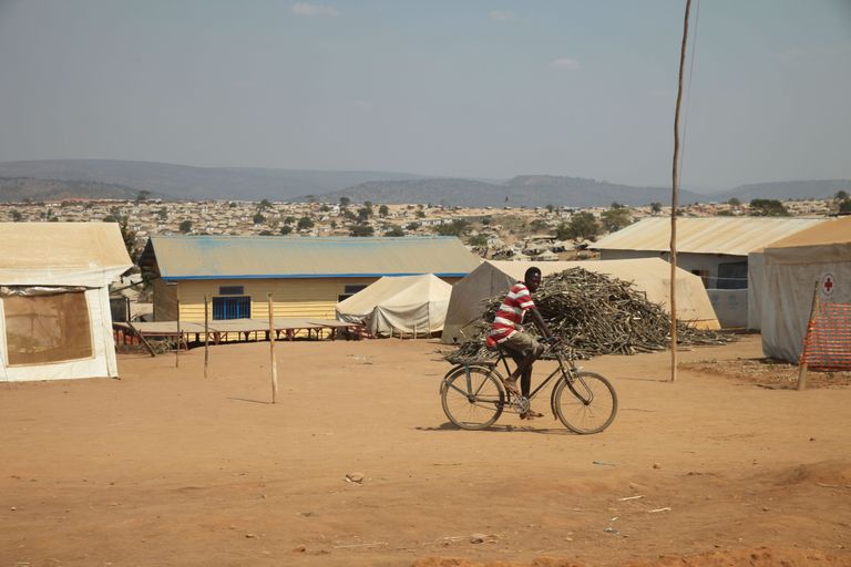Rwanda. Burundi põgenik sõidab Mahama laagris jalgrattaga. 