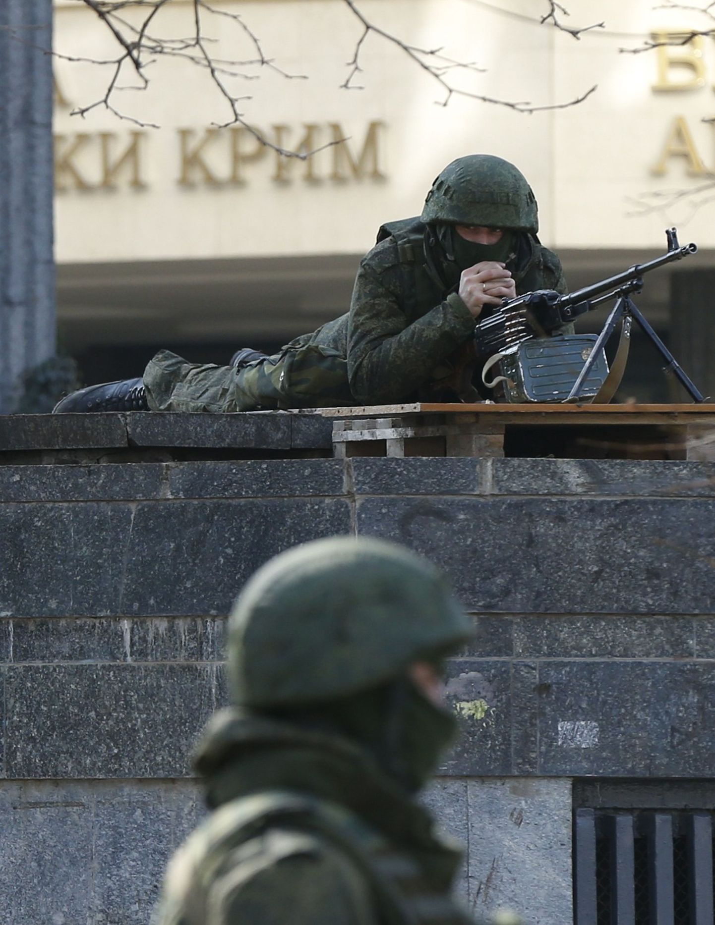 Relvastatud mees oma positsioonil Krimmi parlamendihoone juures.